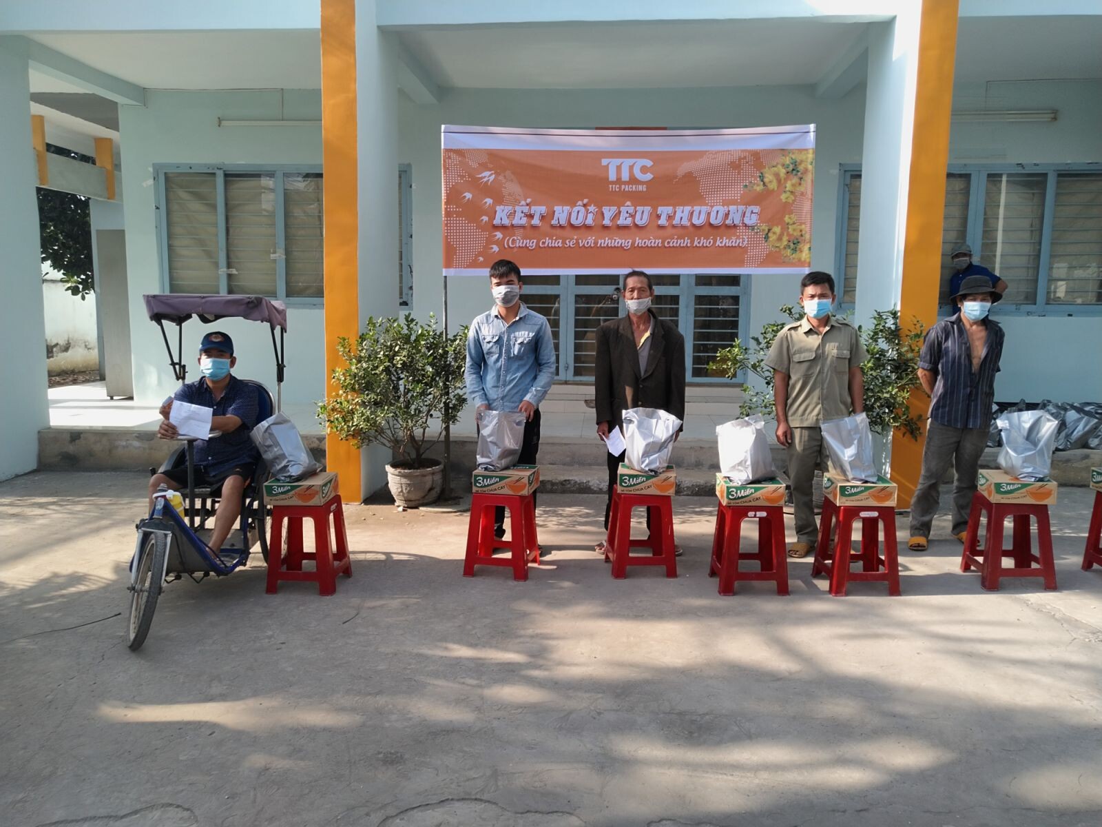 Phát quà trực tiếp tại TTC Packing tại Tây Ninh