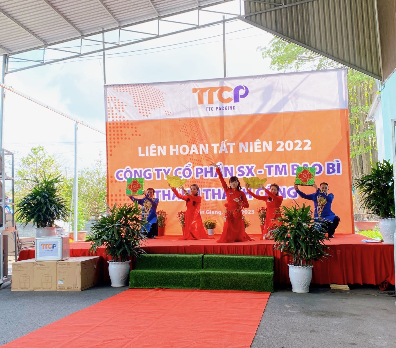 Cấc bạn nhân viên biểu diễn văn nghệ