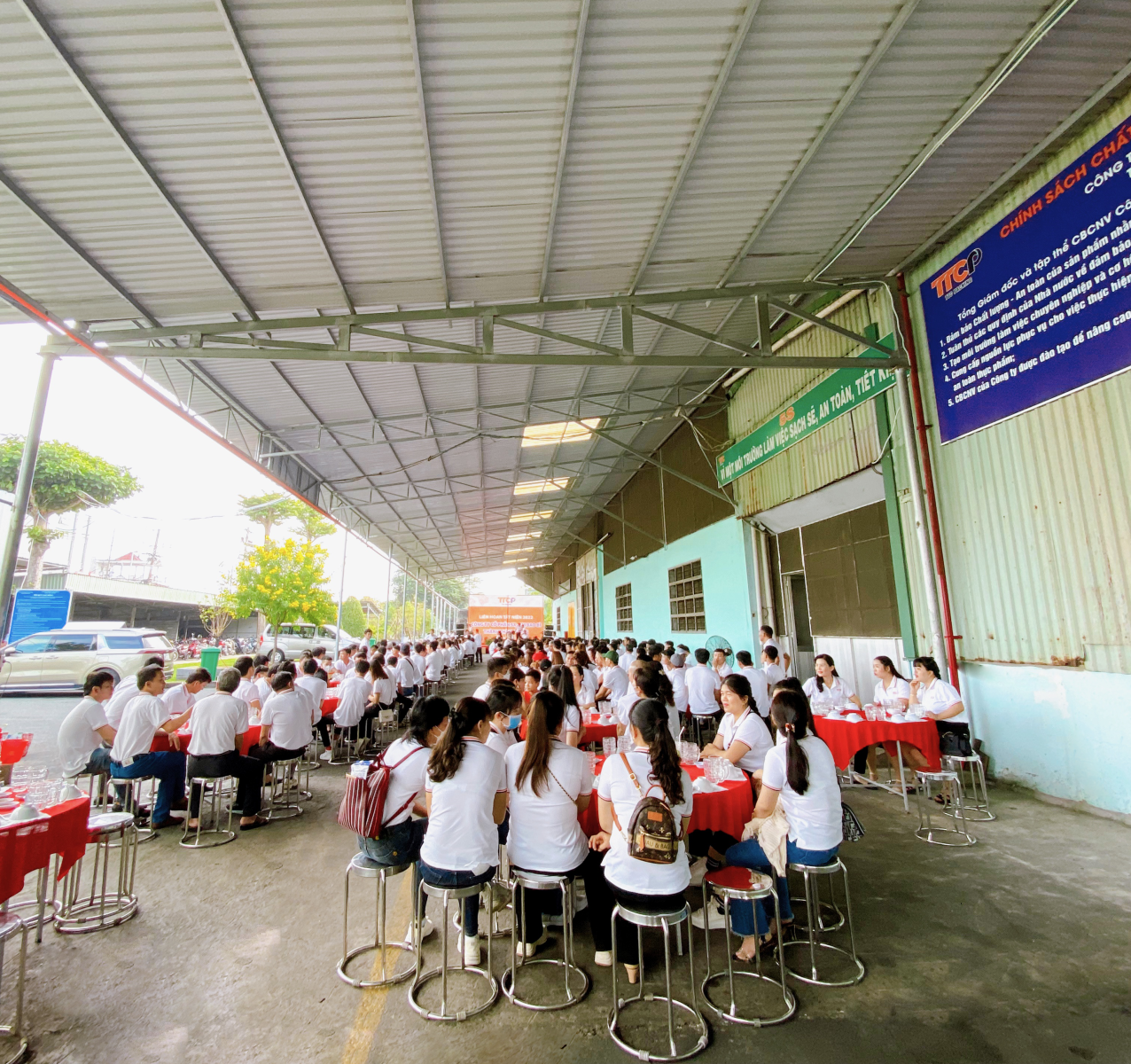 Nhân viên ăn uống