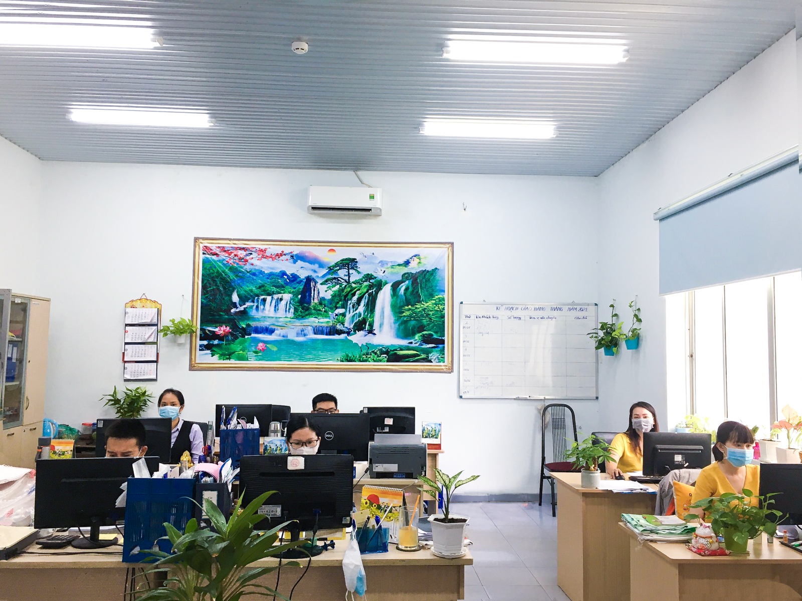 Đeo khẩu trang trong suốt quá trình làm việc, ban hành các quy chế nếu vi phạm