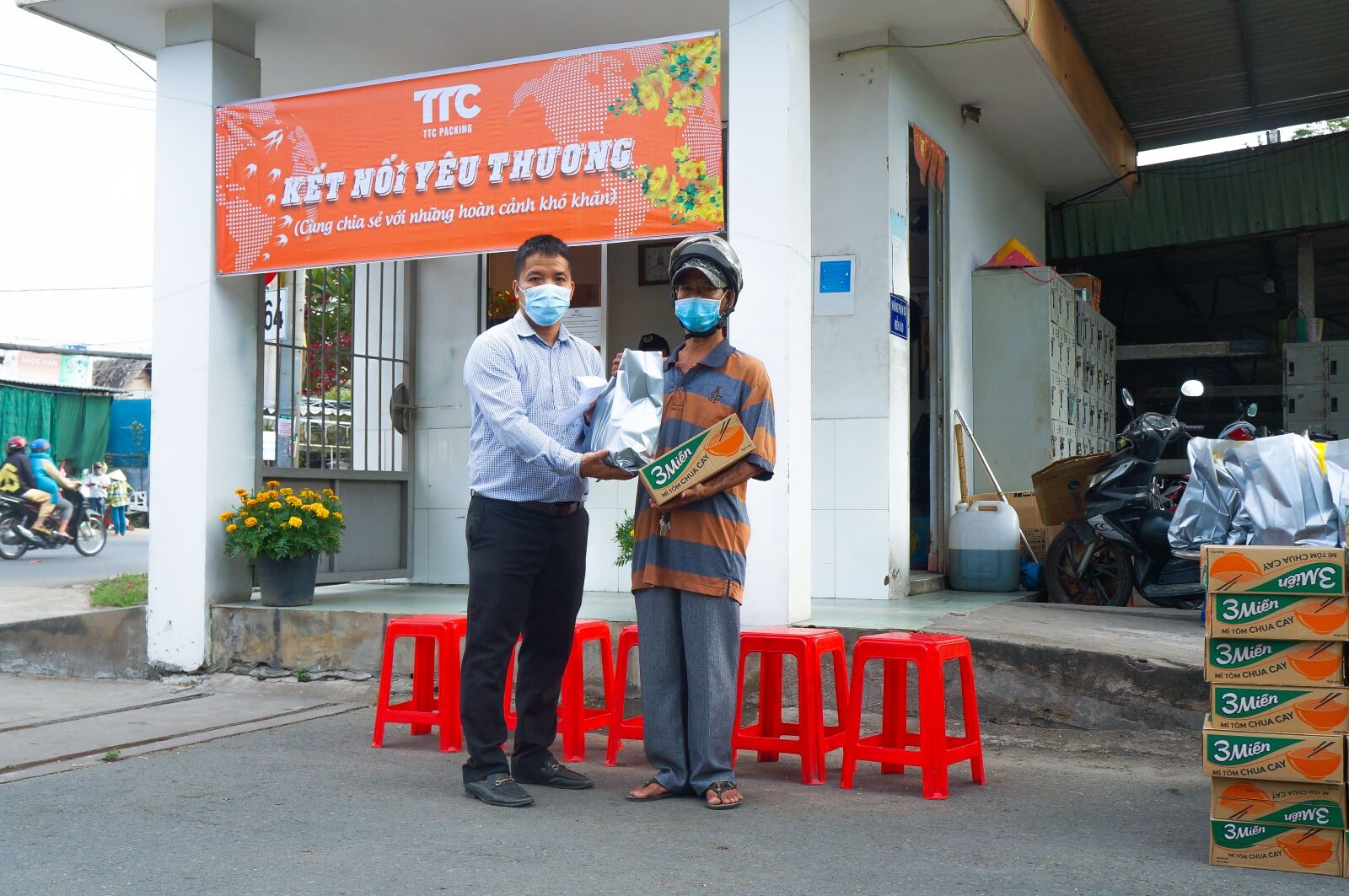 Phát quà trực tiếp tại TTC Packing Tiền Giang.