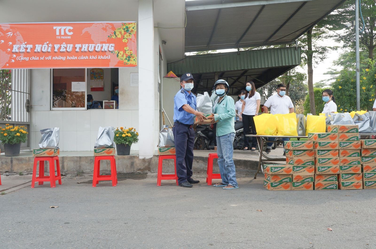 Phát quà trực tiếp tại TTC Packing tạiTiền Giang.
