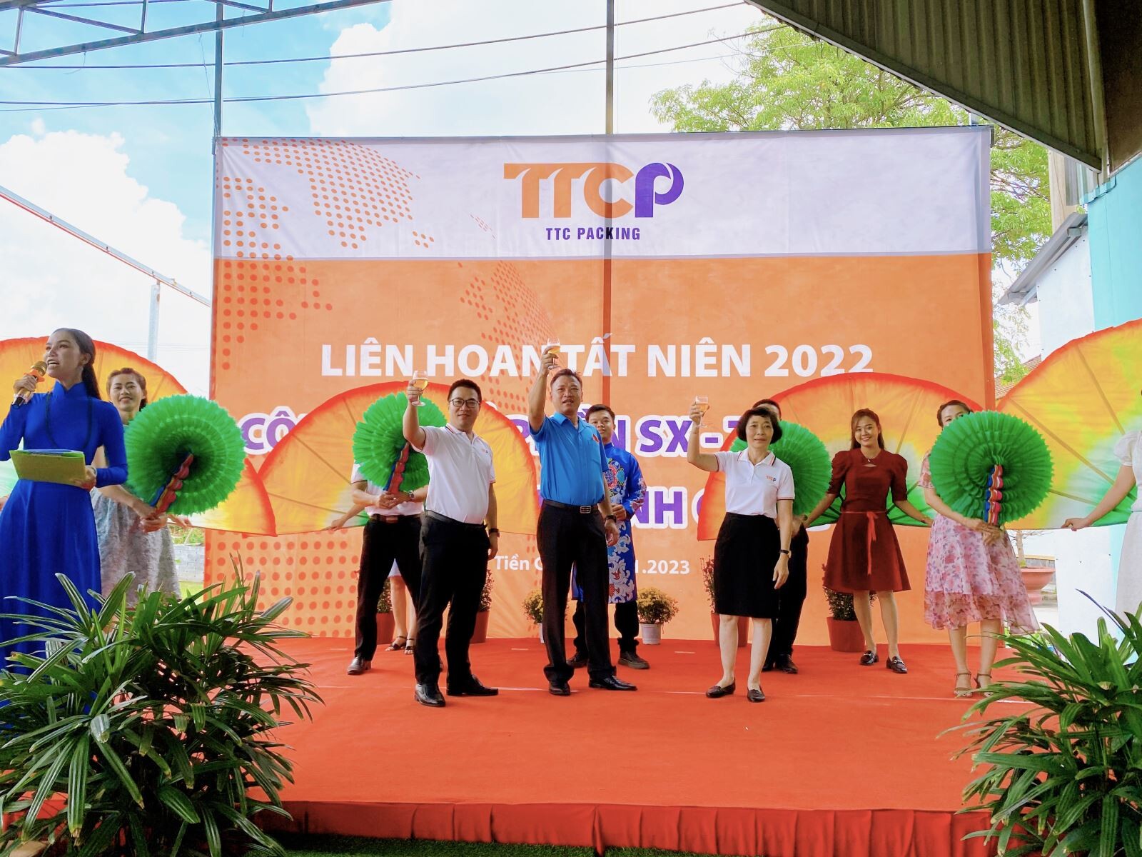 Lãnh đạo tham gia tiệc tất niên