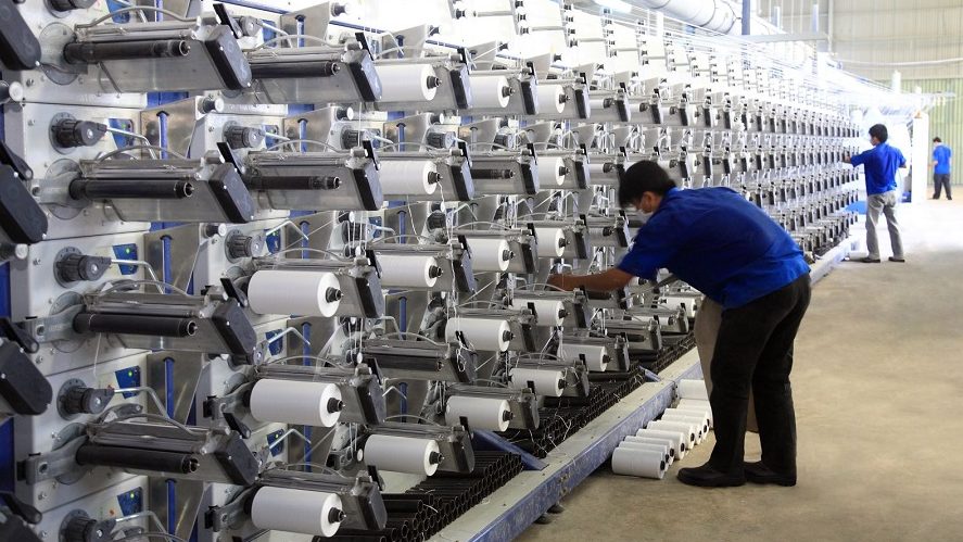 The process of producing Kraft paper packaging by flexo printing includes 7 main stages: