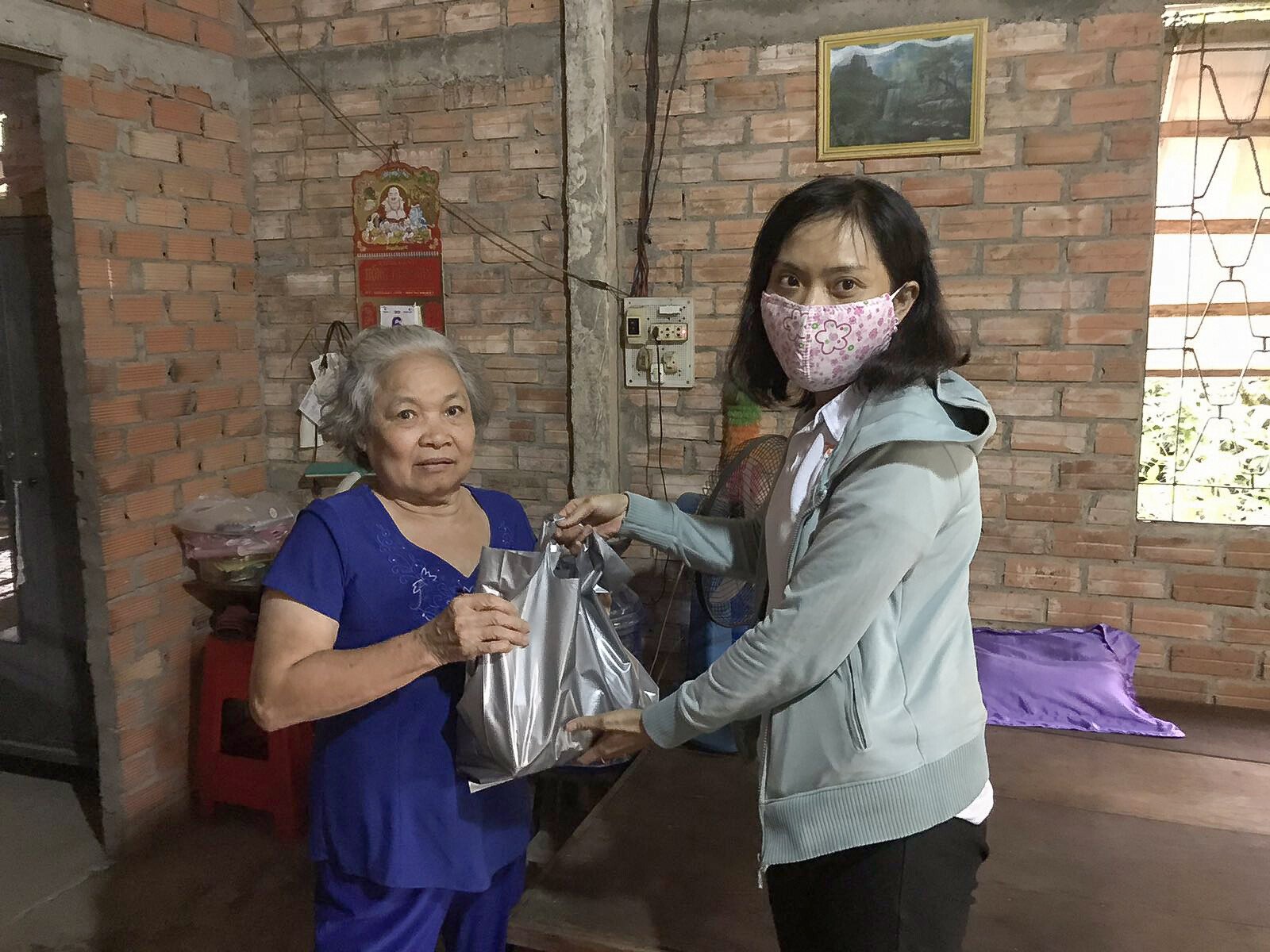 Thăm tết động viên bà con