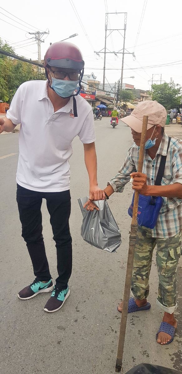 Giup đỡ cụ bán vé số