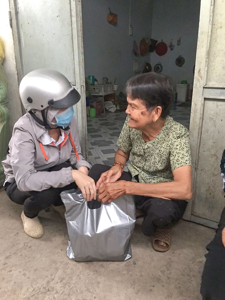 giúp đỡ người nghèo